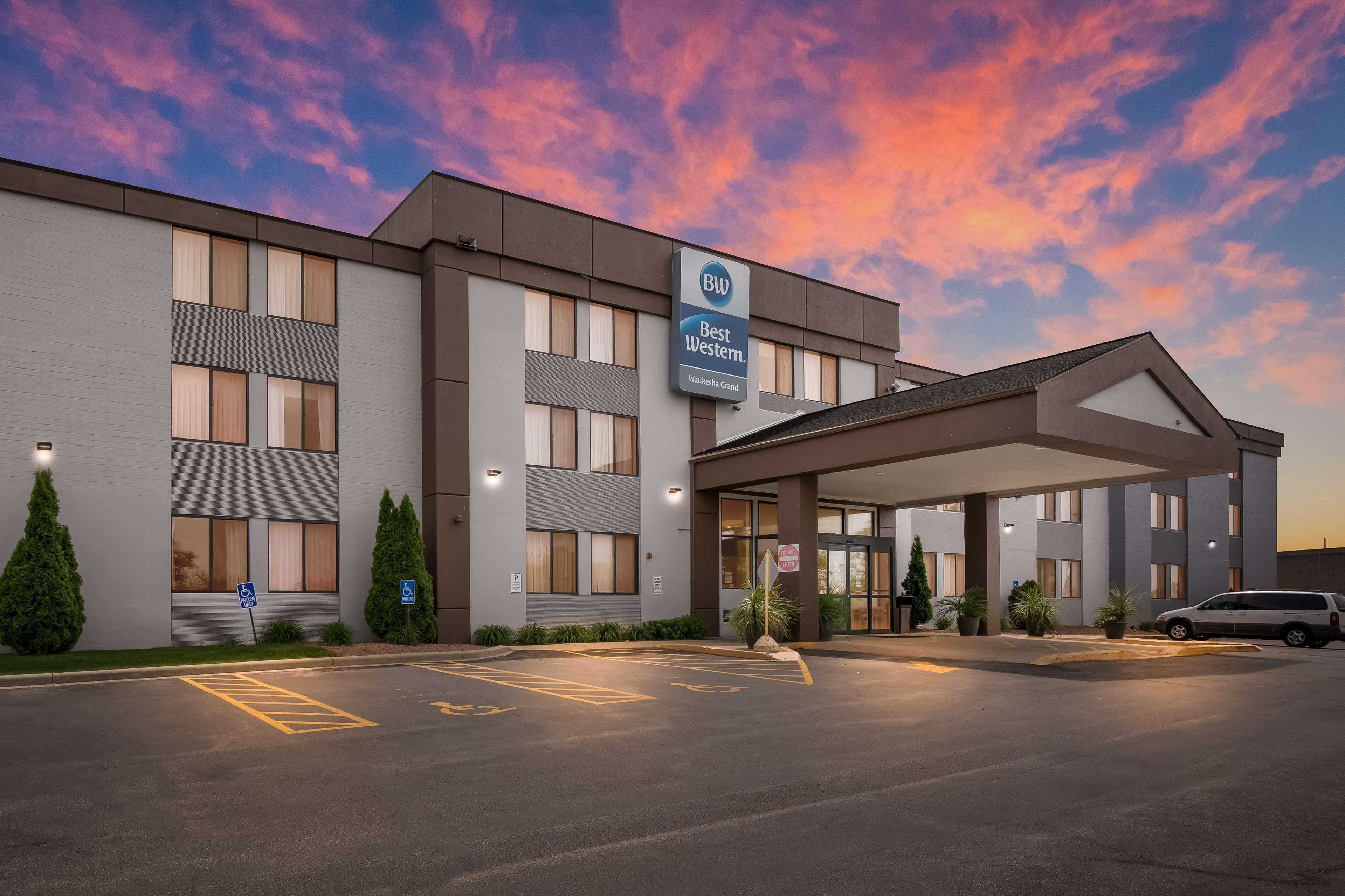 4 Smart Hotels Near Pebble Valley Park Worth Booking