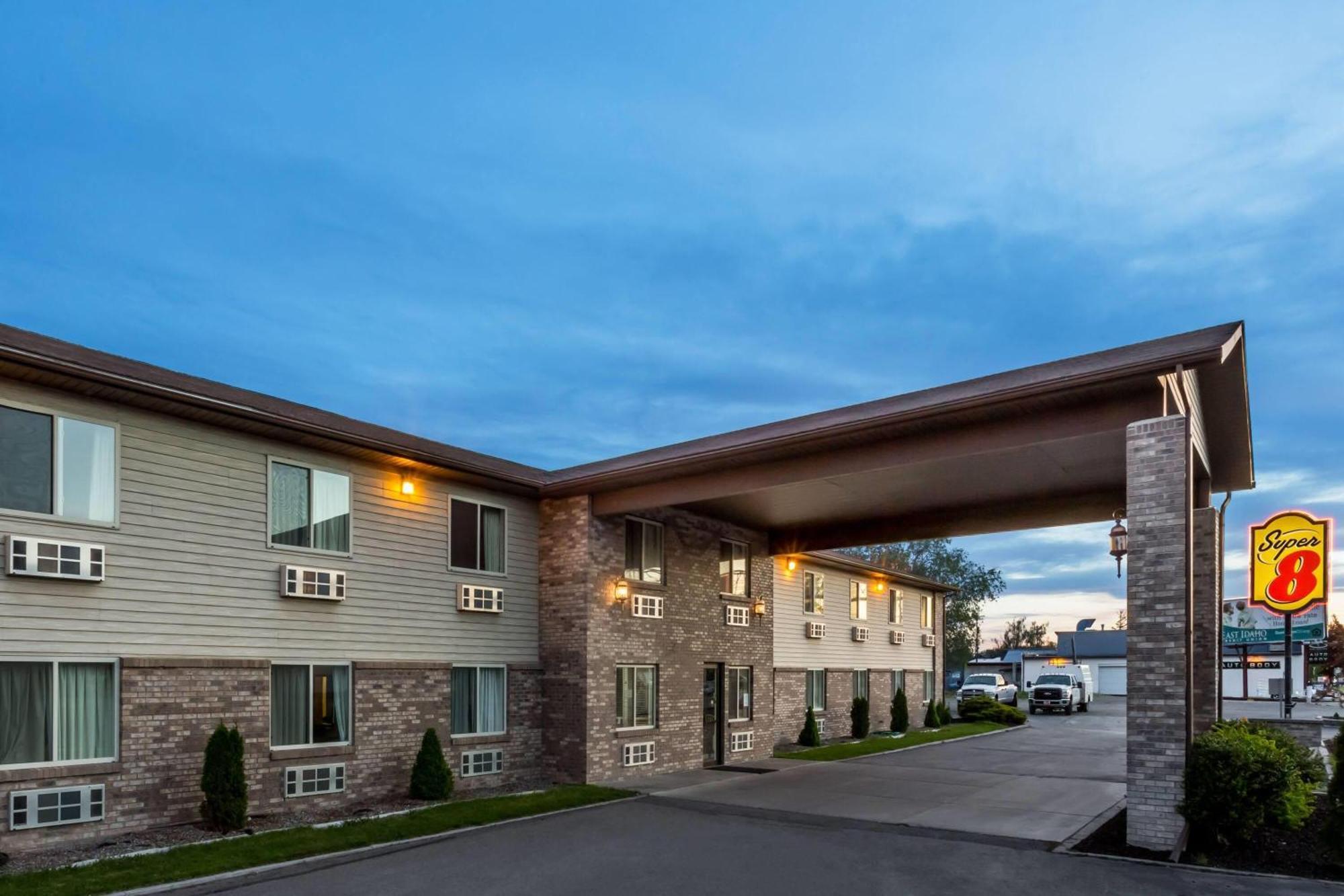 Staying in Yellowstone National Park: 5 Hotels Compared