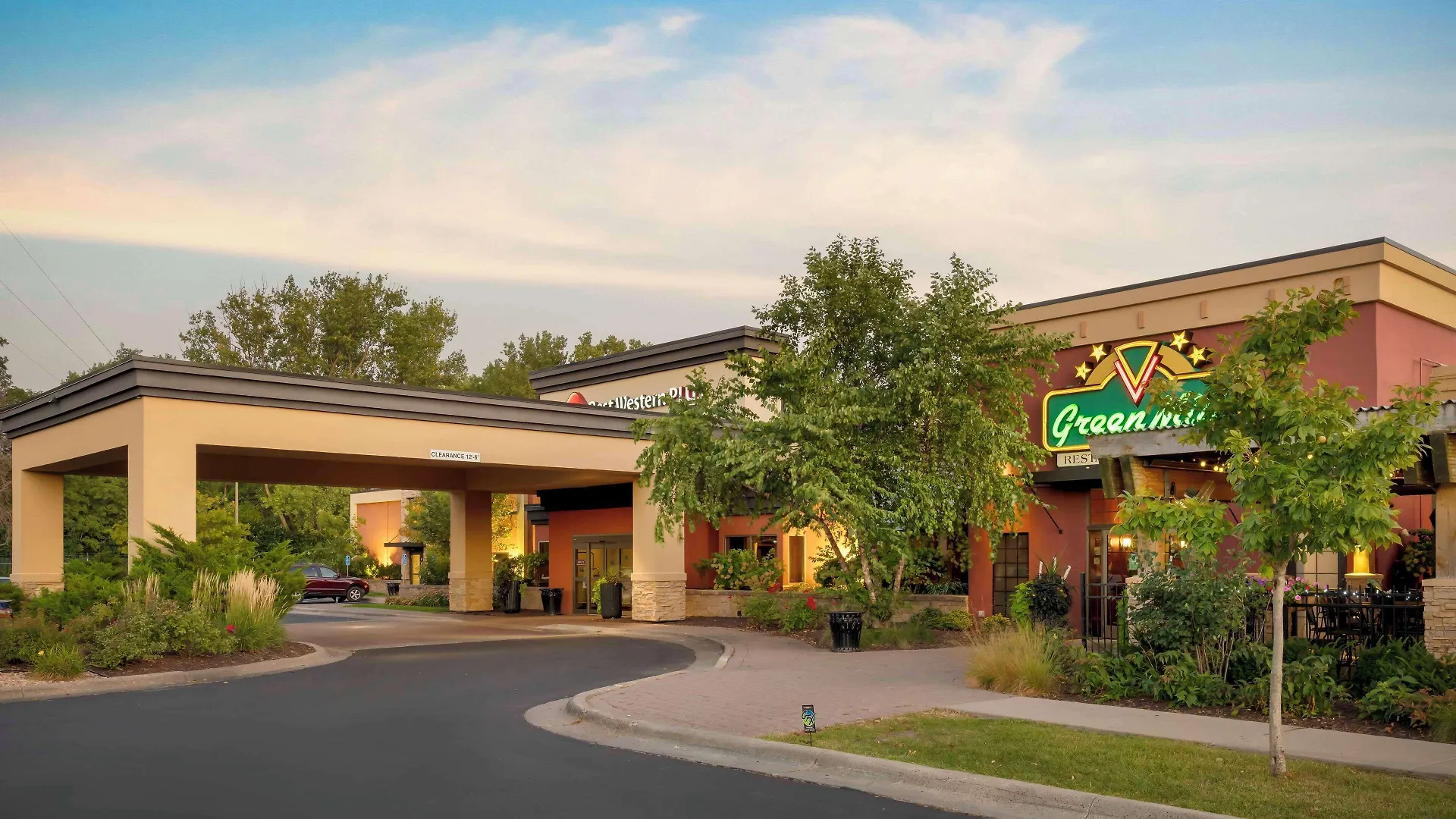 5 Business Hotels Near Como Park Zoo & Conservatory Worth Booking