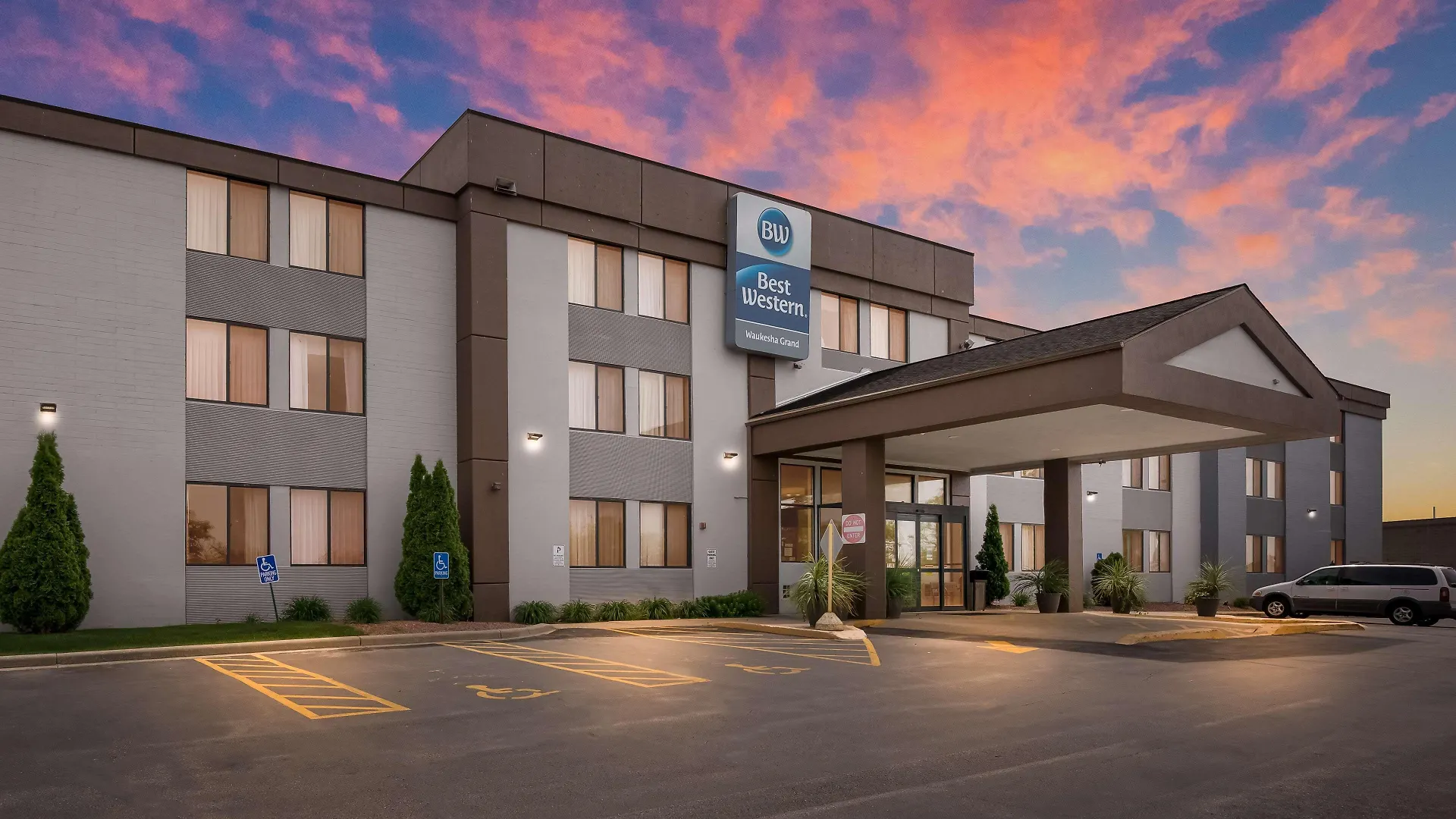 4 Smart Hotels Near Pebble Valley Park Worth Booking