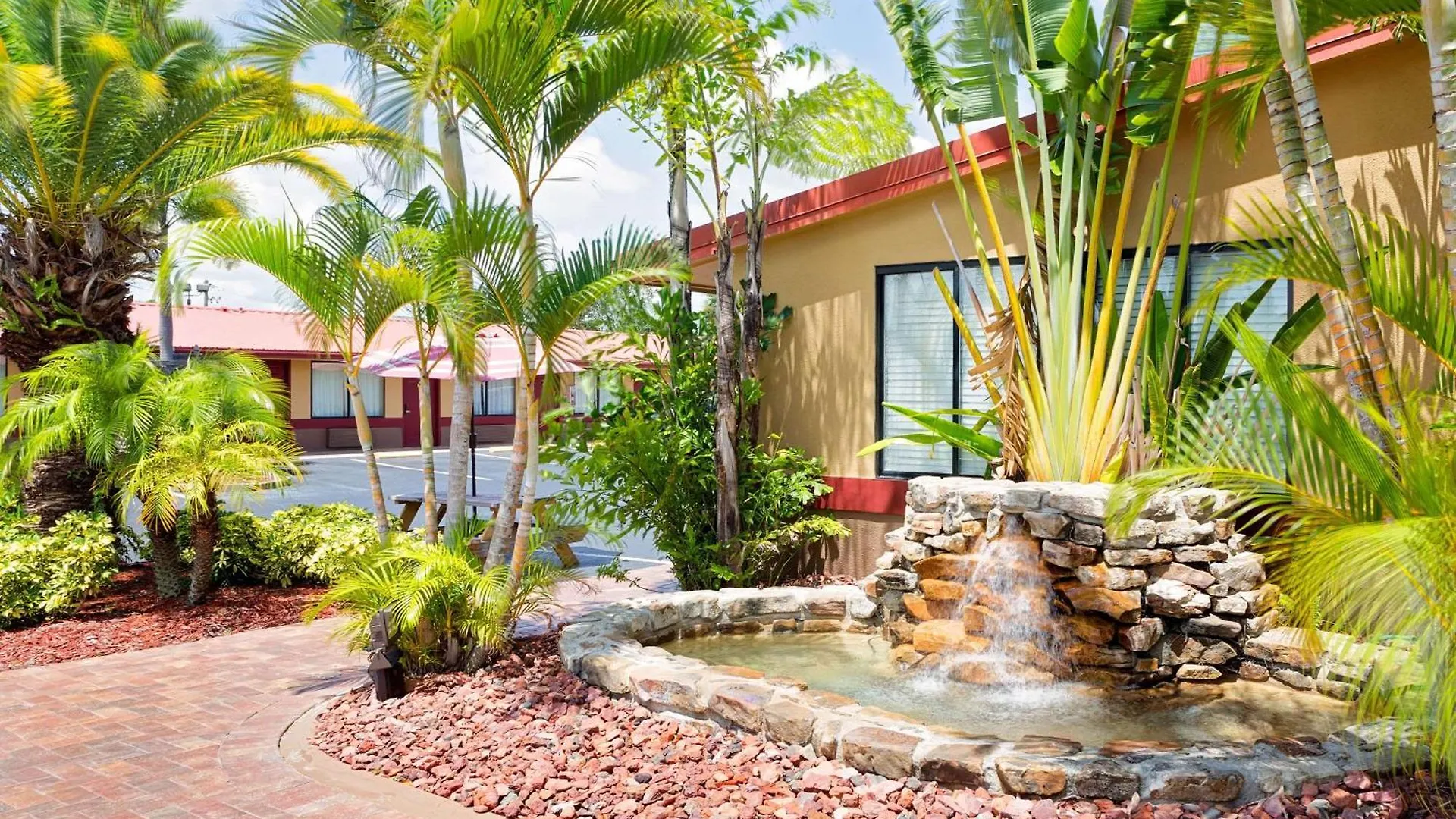 4 Budget Hotels Near Charlotte County Art Guild Worth Booking