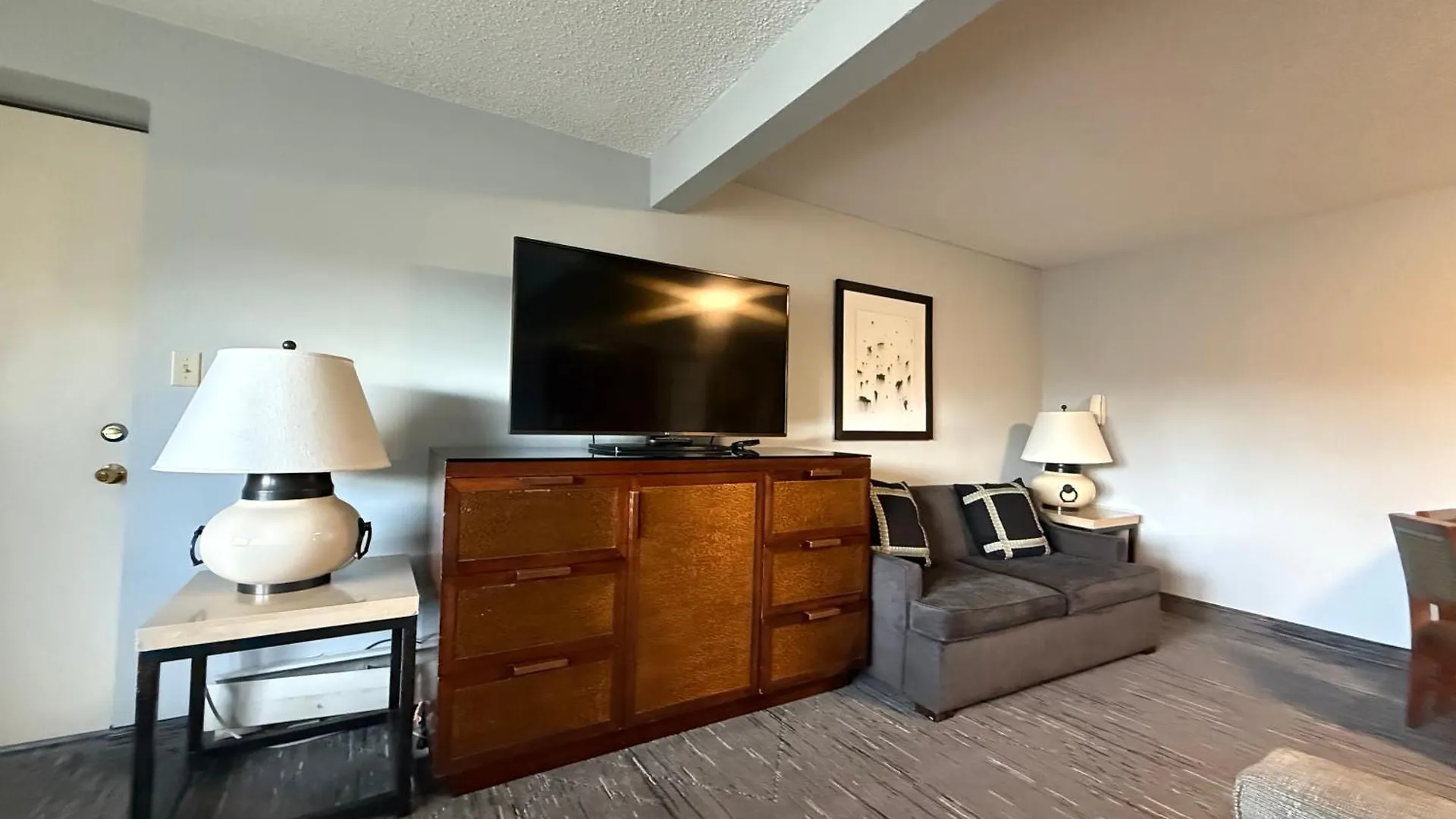 Staying Near Dillon Reservoir: 5 Central Hotels Compared