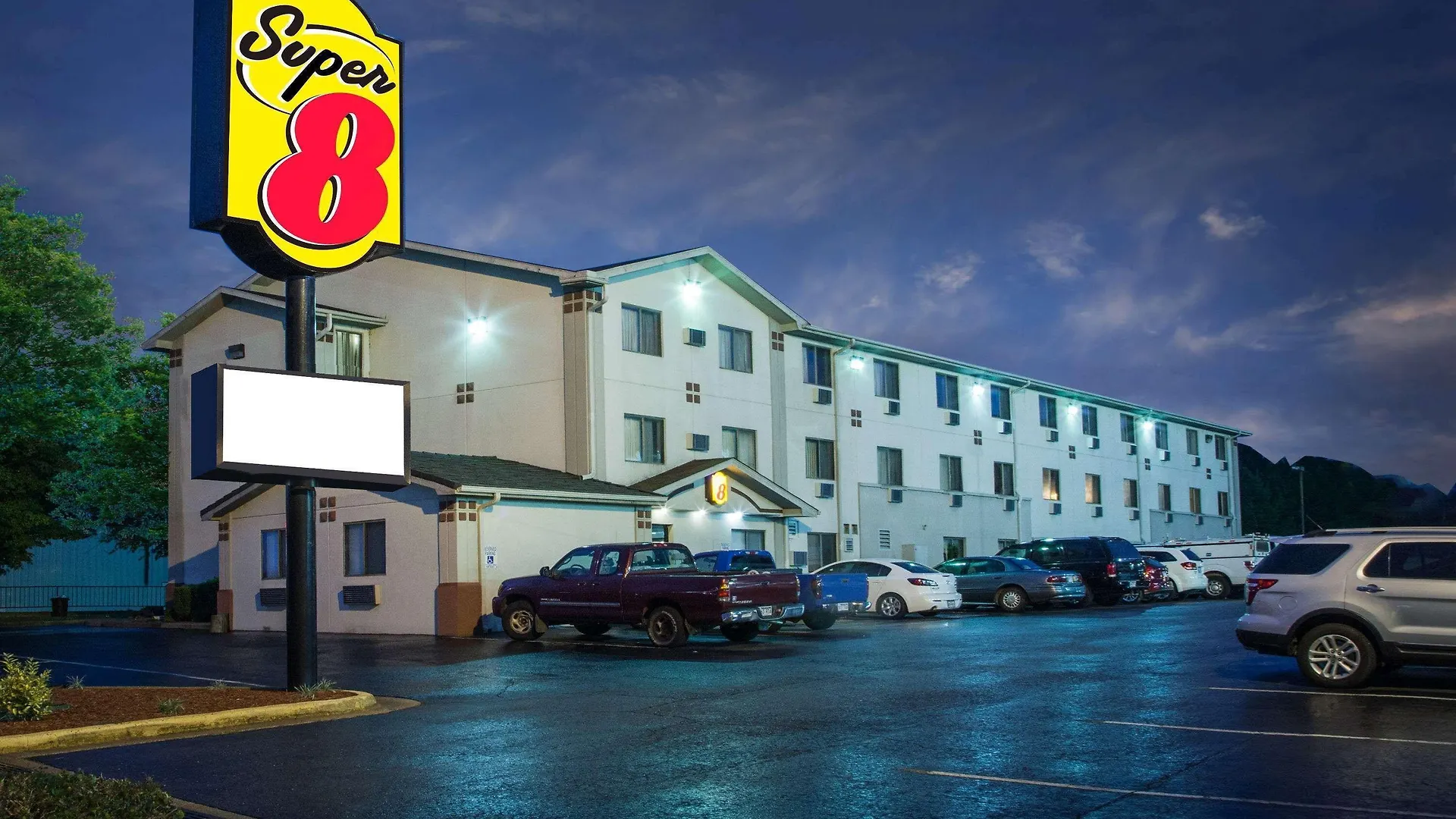 4 Smart Airport Hotels Near Freeman Shopping Center Worth Booking