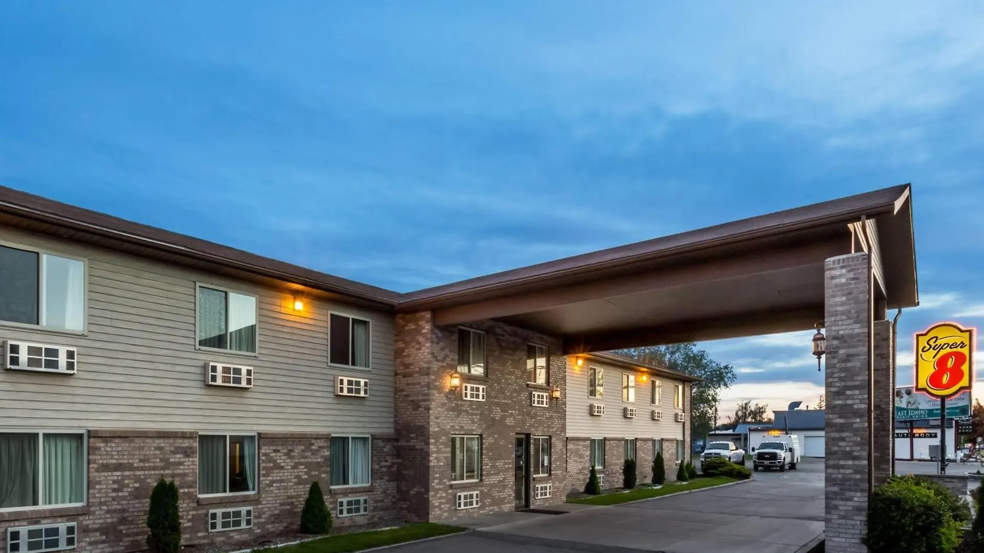 Staying in Yellowstone National Park: 5 Hotels Compared
