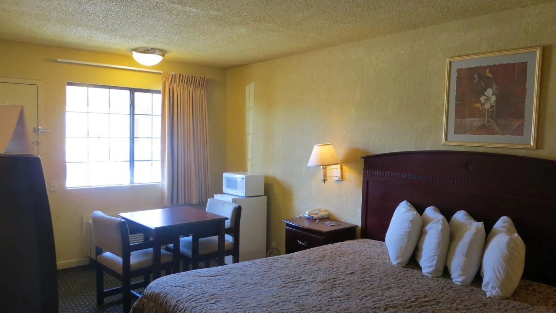 Where to Stay Near White Rock Lake Park: 4 Budget Hotels
