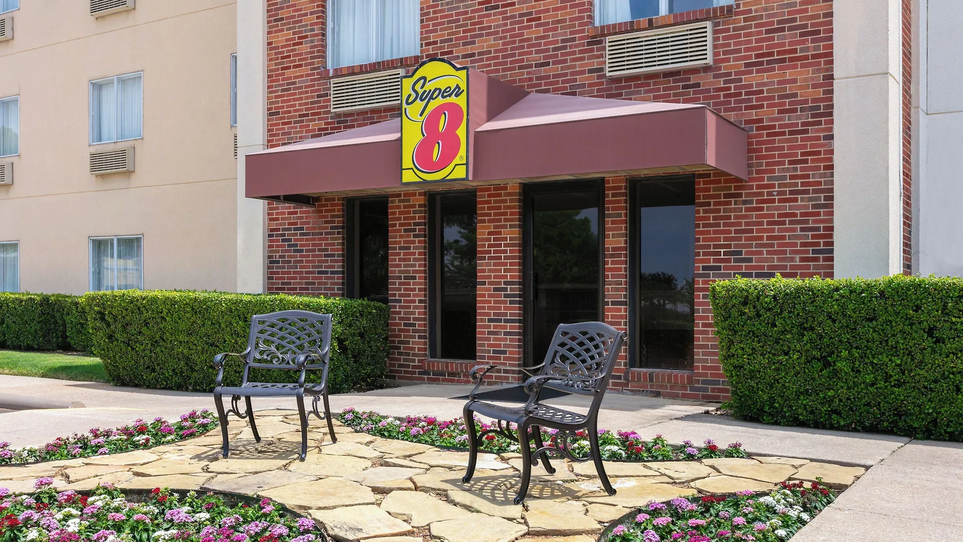 11 Business Hotels Close to DeVry University Irving