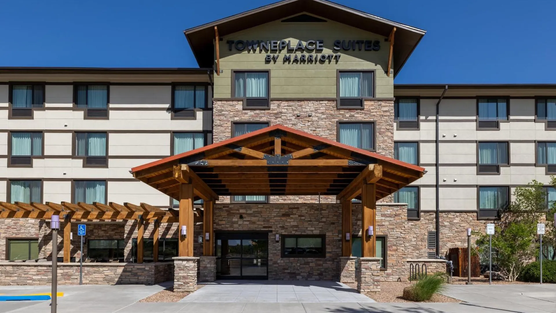 13 Business Hotels Near Cliff's Amusement Park Worth Booking