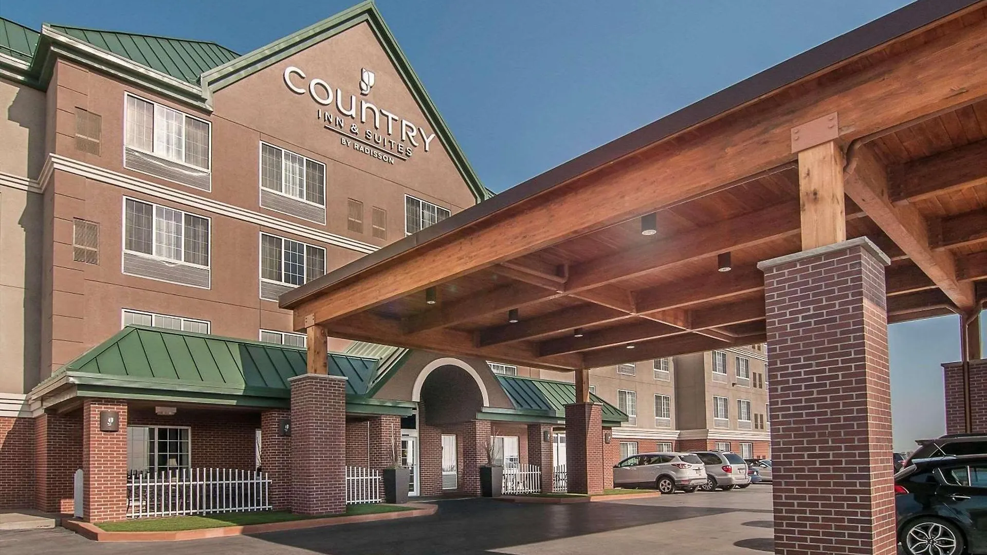 6 Business Hotels Near Dean-O's Casino That Deliver