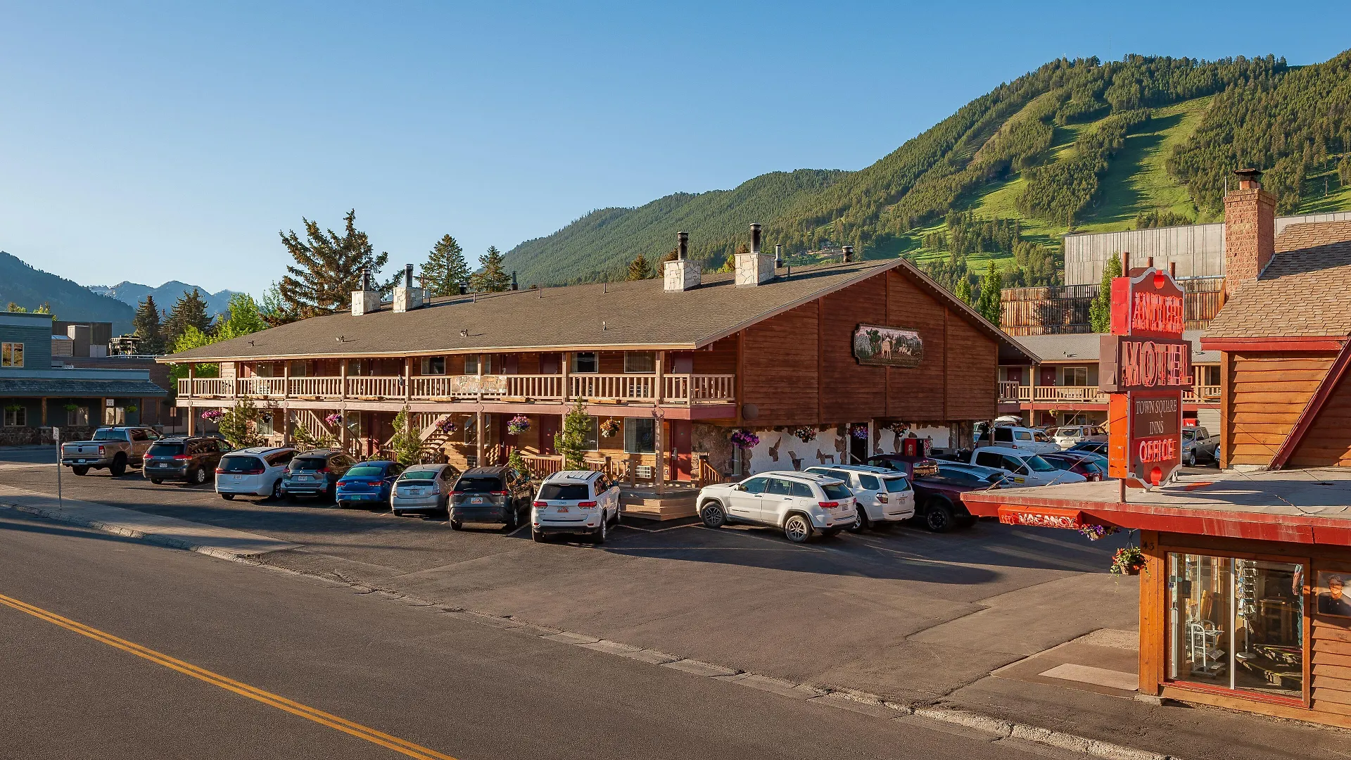 8 Historic Hotels Near Snow King Resort Worth Booking