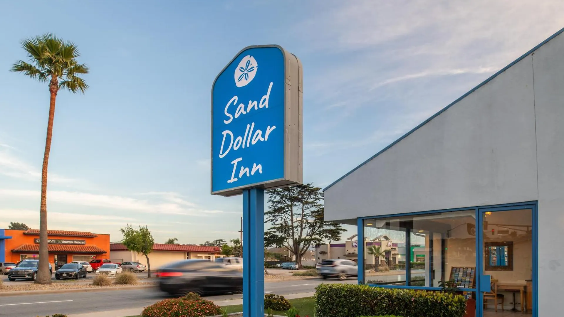 4 Hotels Near William A Karges Fine Art That Deliver