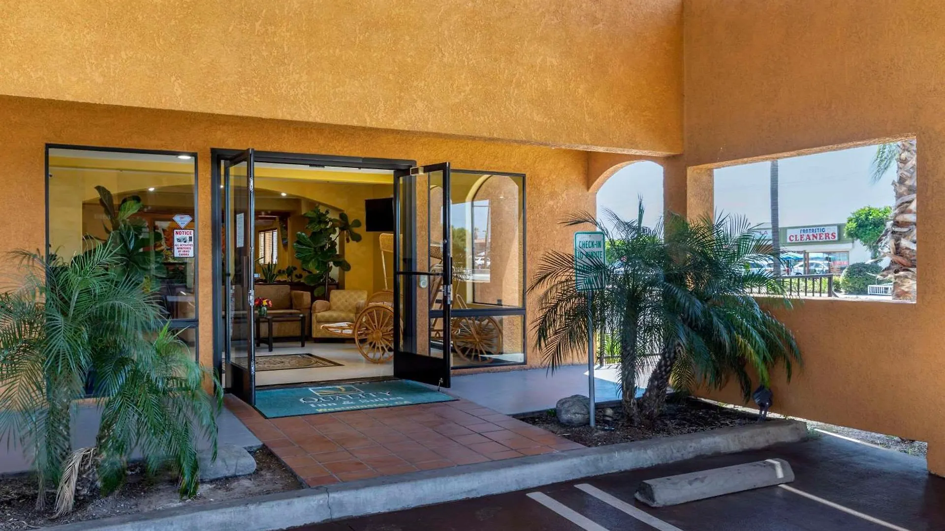 Where to Stay Near Mile Square Park: 4 Resort Hotels Reviewed