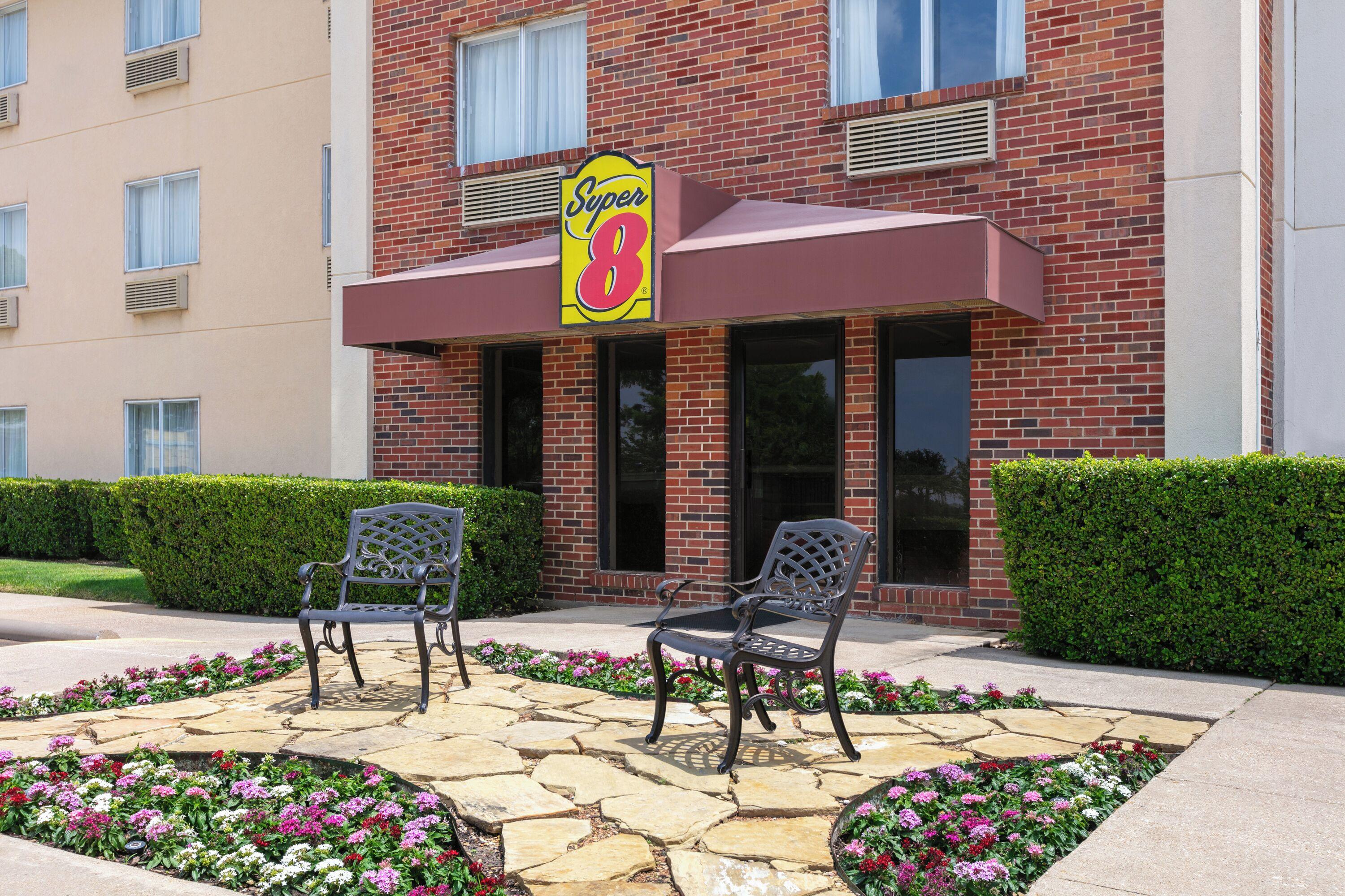11 Business Hotels Close to DeVry University Irving