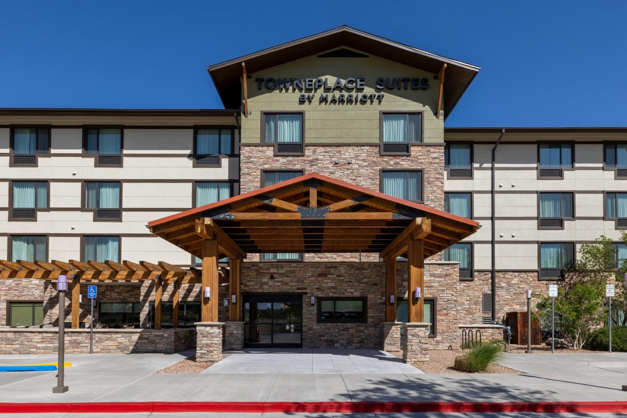13 Business Hotels Near Cliff's Amusement Park Worth Booking