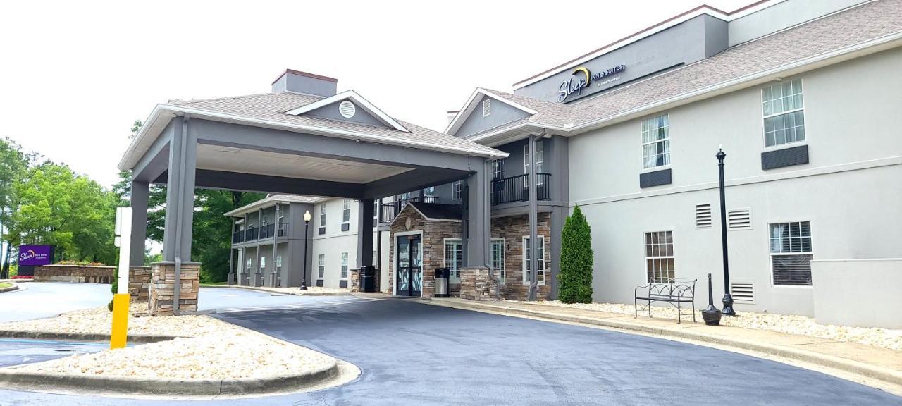 12 Business Hotels Near Vulcan Park and Museum for Work Stays