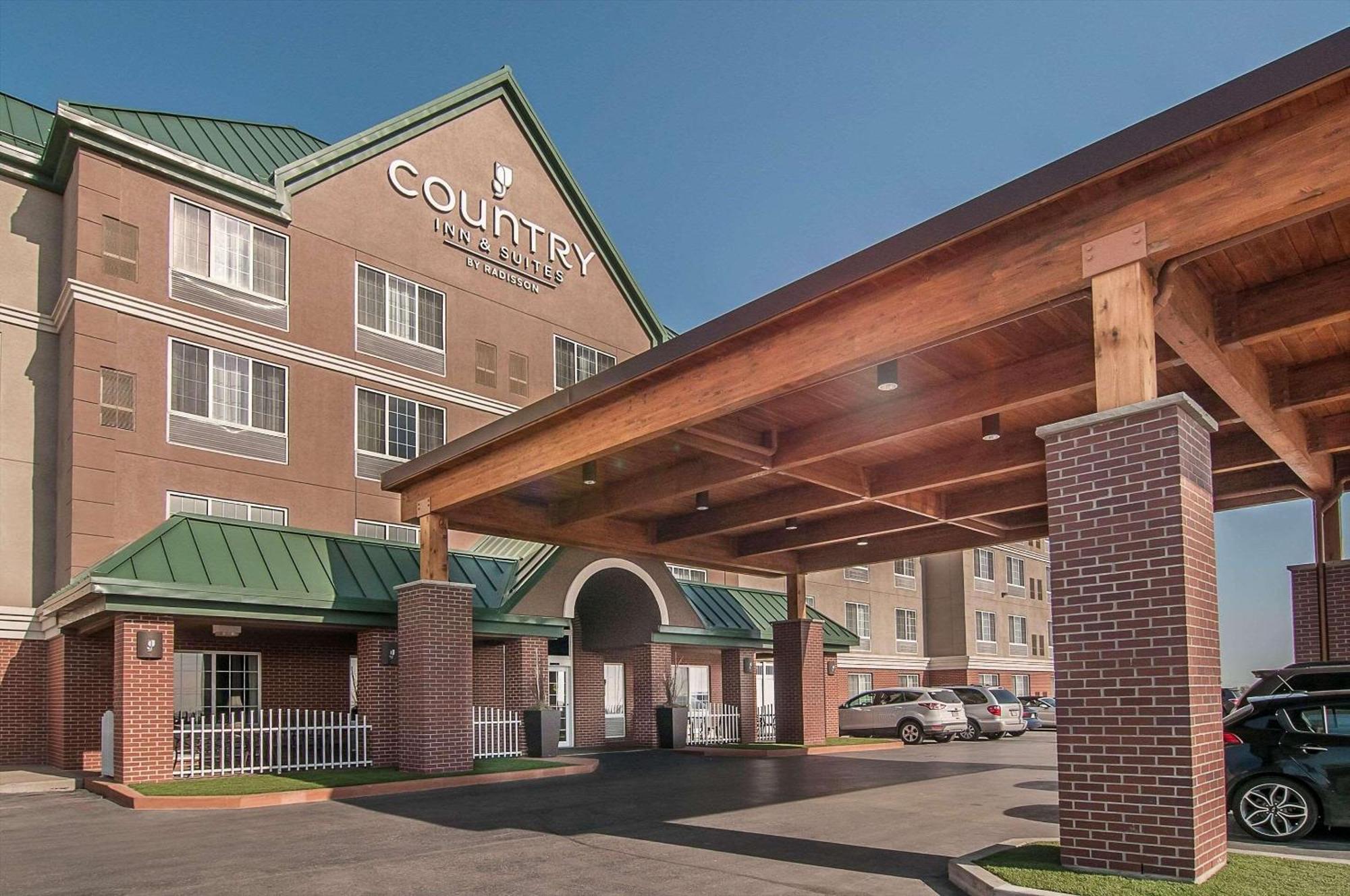 6 Business Hotels Near Dean-O's Casino That Deliver